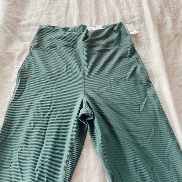 GREEN FLARE LEGGINGS - Picture 2 of 5